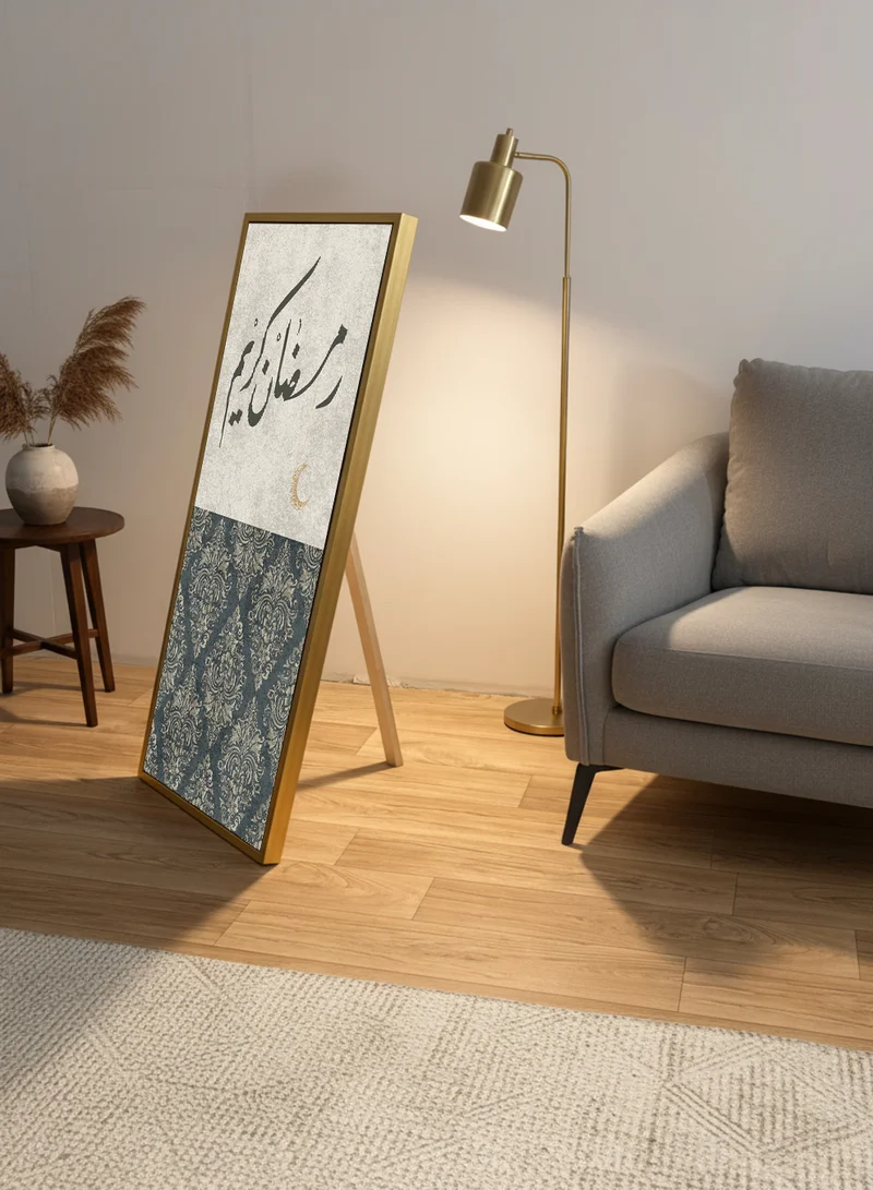 لوحة لوحة كانفاس على إطار خشبي بإطار خارجي ذهبي مع حامل خلفي بتصميم رمضان كريم